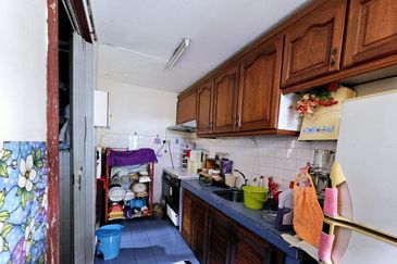 Flat Pandan Jaya Near LRT (Walking Distance), 2 Covered Parking Space, KL