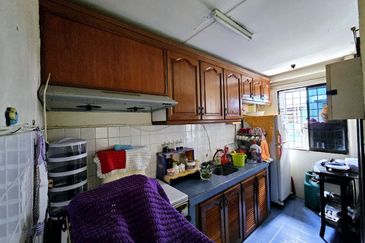 Flat Pandan Jaya Near LRT (Walking Distance), 2 Covered Parking Space, KL