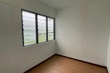 Kondo Rakyat (Desa Pantai Flat)