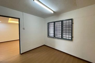 Kondo Rakyat (Desa Pantai Flat)