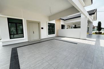 Gated Guarded Freehold Gated Guarded Single Storey Semi D nr Jasin Bemban Ayer Keroh Melaka