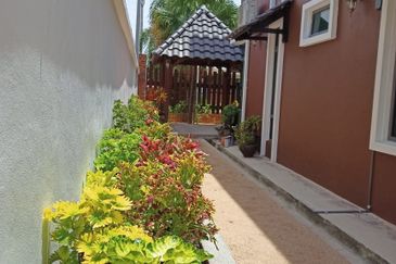 Freehold Bumi Lot Bungalow woth Swimming Pool nr Paya Rumput Perdana Melaka