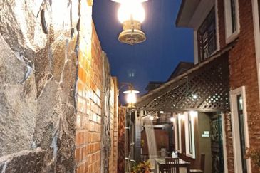 Freehold Bumi Lot Bungalow woth Swimming Pool nr Paya Rumput Perdana Melaka