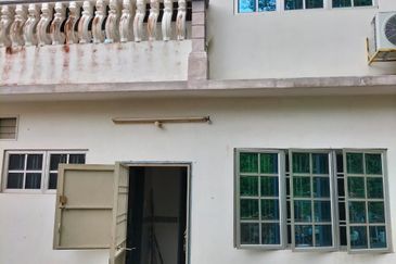 FREEHOLD RENOVATED & EXTEND Double Storey nr Senawang Seremban