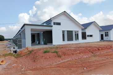 Corner Lot Freehold Single Storey at Serkam Merlimau Melaka