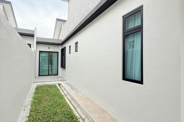 Extra Land 28 x 75 sq.t Single Storey House nr Ayer Keroh MITC Bemban Melaka