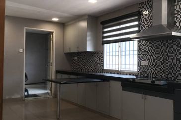 Freehold Double Storey Semi D House at Tasek For Sale 