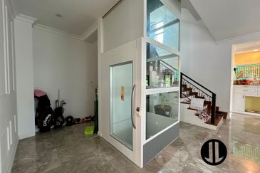 3 Storey Bungalow For Sale 