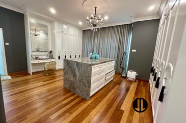 3 Storey Bungalow For Sale 