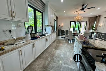 3 Storey Bungalow For Sale 