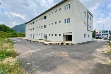 Botani End Lot Shop For Rent 