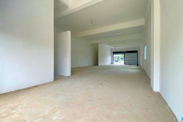 Botani End Lot Shop For Rent 