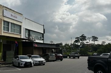Tmn Gaya Double storey corner shoplot