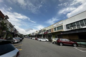 Tmn Gaya Double storey corner shoplot