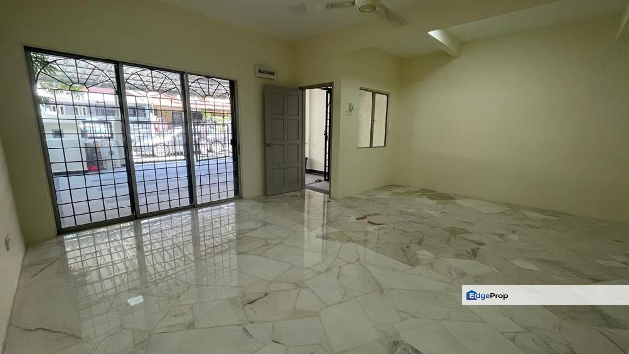 TAMAN UNIVERSITY , MOVE-IN-READY, NEWLY REFURBISHED WITH NEW KITCHEN CABINET INSTALLED, Selangor, Kajang