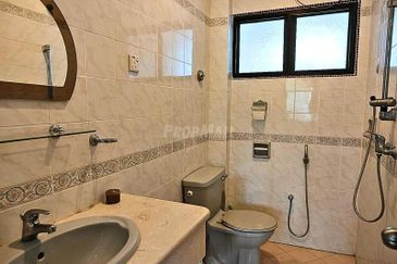 Renovated 2.5 Storey super link house for rent at Meru Valley golf resort Ipoh nt 