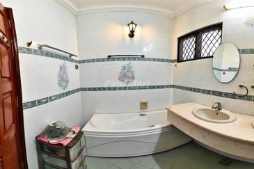 Renovated 2.5 Storey super link house for rent at Meru Valley golf resort Ipoh nt 