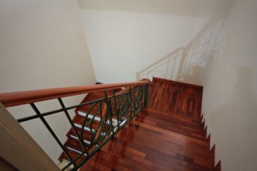 Renovated 2.5 Storey super link house for rent at Meru Valley golf resort Ipoh nt 