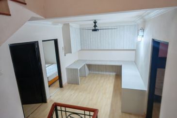 Renovated 2.5 Storey super link house for rent at Meru Valley golf resort Ipoh nt 