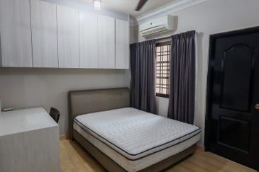 Renovated 2.5 Storey super link house for rent at Meru Valley golf resort Ipoh nt 