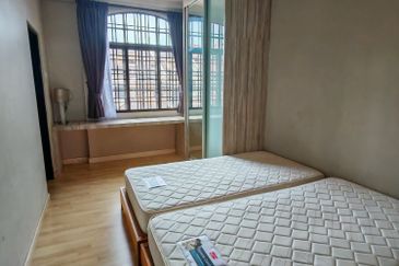 Renovated 2.5 Storey super link house for rent at Meru Valley golf resort Ipoh nt 