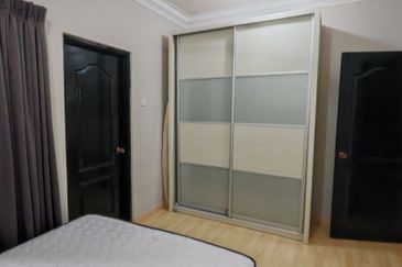 Renovated 2.5 Storey super link house for rent at Meru Valley golf resort Ipoh nt 