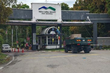 Renovated 2.5 Storey super link house for rent at Meru Valley golf resort Ipoh nt 