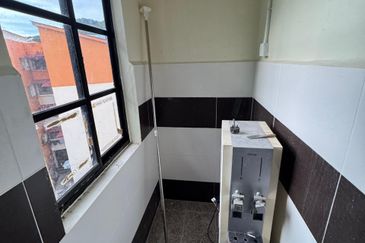 Taman Emas Flat (Teluk Kumbar)