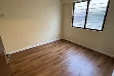 Taman Emas Flat (Teluk Kumbar)