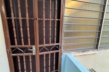 Taman Emas Flat (Teluk Kumbar)