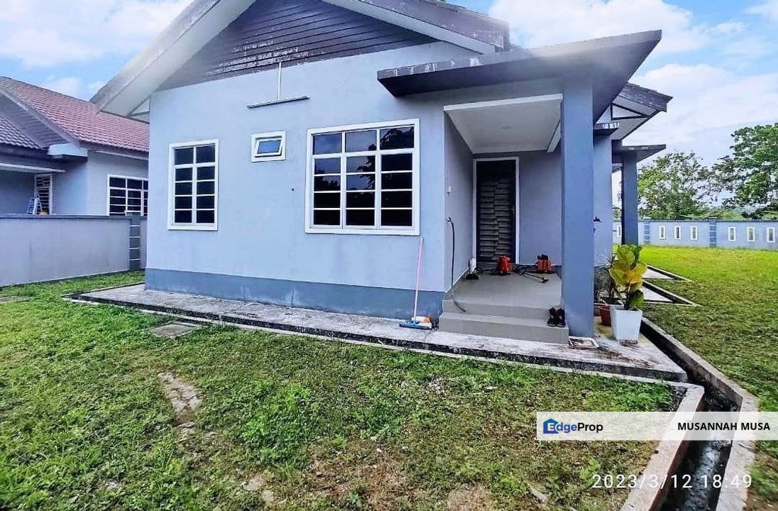 Banglo Setingkat dalam Pekan Bukit Payong , Marang Terengganu, Terengganu, Kuala Terengganu