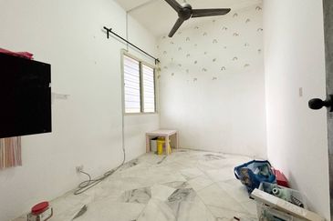 Lily Apartment, Taman Saujana Utama