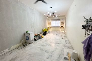 Lily Apartment, Taman Saujana Utama