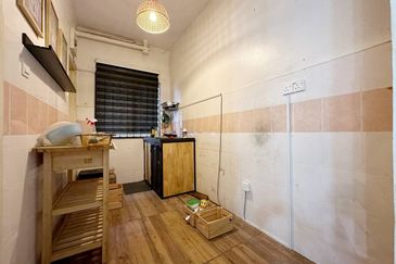 Lily Apartment, Taman Saujana Utama