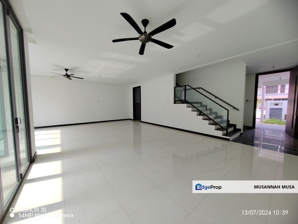 Triple Storey Superlink in Thistle Grove, DENAI ALAM, Selangor, Denai Alam