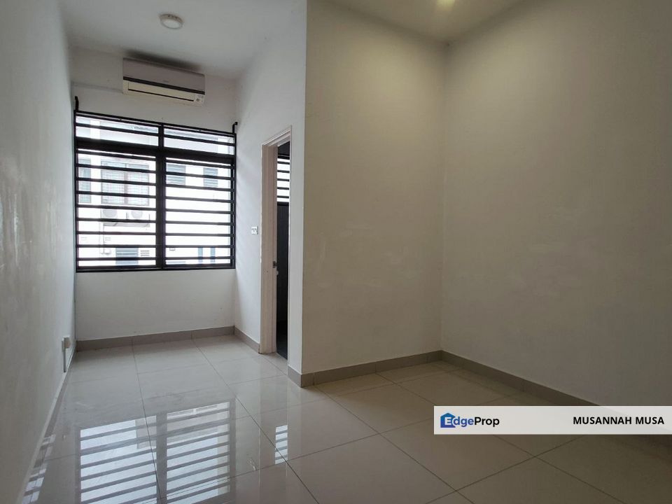 Freehold Double Storey Superlink House Taman M Residence 1 Rawang Selangor, Selangor, Rawang