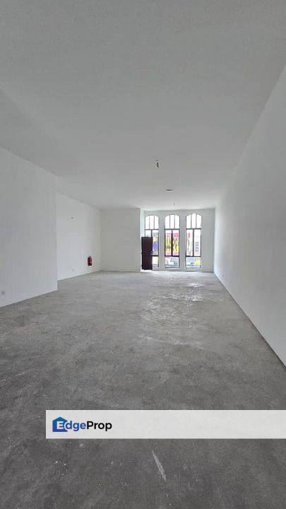 WHITTEN eco majestic facing mainroad first floor , Selangor, Semenyih