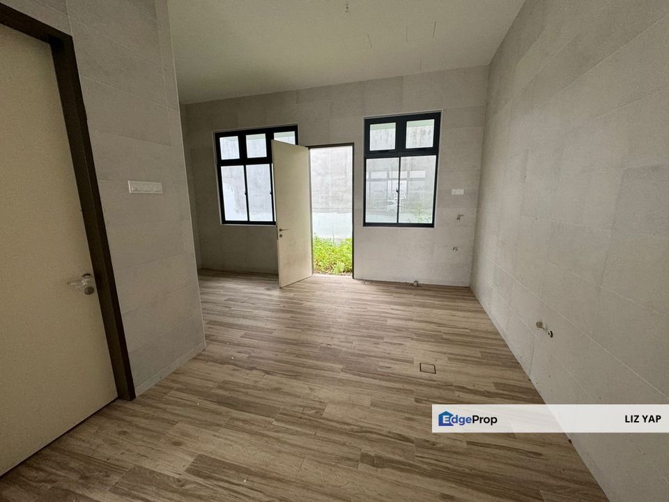 Triple storey semi-detached house in jalan sentral 26 taman nusa sentral, Johor, Nusajaya