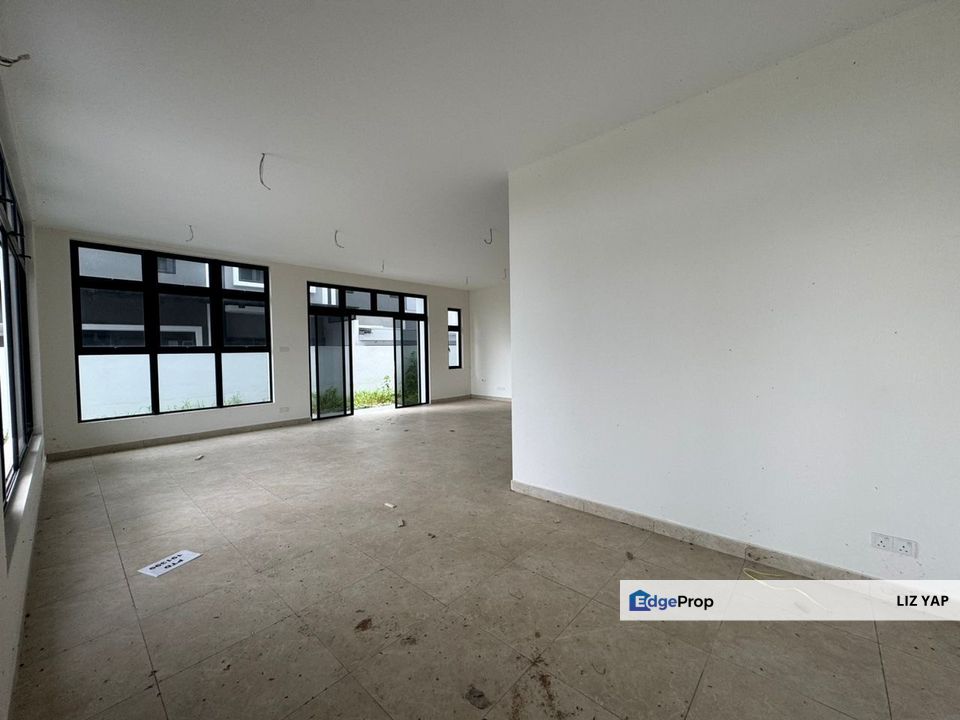 Triple storey semi-detached house in jalan sentral 26 taman nusa sentral, Johor, Nusajaya