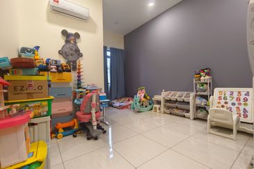 Double storey superlink house in Horizon Hills