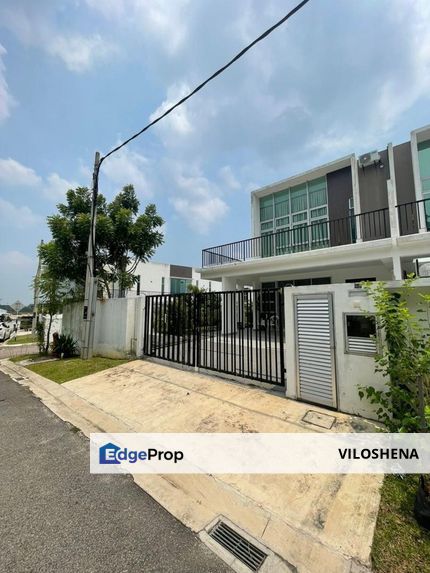 Double storey end lot with land at Masai, Johor, Masai