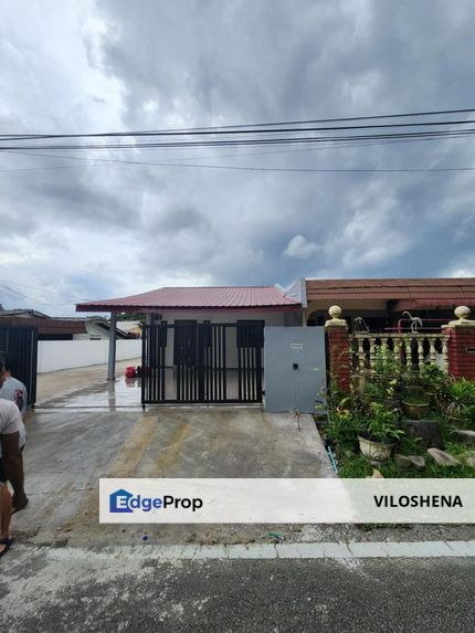 Single storey low cost End lot at Tmn Dahlia, Tampoi, Johor, Tampoi