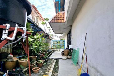 KOMPLEKS ZARAH (LORONG BENTARA)