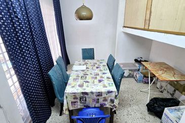 KOMPLEKS ZARAH (LORONG BENTARA)