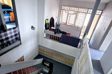 KOMPLEKS ZARAH (LORONG BENTARA)