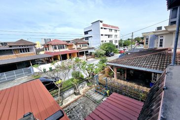 KOMPLEKS ZARAH (LORONG BENTARA)