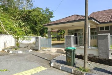 TAMAN SEMARAK, PENDANG | Semi D Setingkat, Facing Open, End Lot + Extra Tanah yang Luas