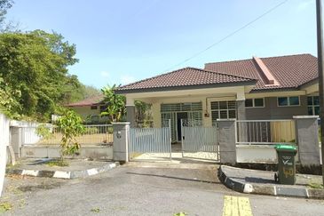 TAMAN SEMARAK, PENDANG | Semi D Setingkat, Facing Open, End Lot + Extra Tanah yang Luas