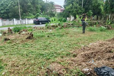  Sesuai Refurbish! Corner Lot, Banglo 10,400 sqft, Tepi Bukit, Suasana Sejuk & Strategik 2 minit Ke Pekan Kuala Kubu Baru! 