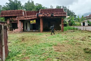  Sesuai Refurbish! Corner Lot, Banglo 10,400 sqft, Tepi Bukit, Suasana Sejuk & Strategik 2 minit Ke Pekan Kuala Kubu Baru! 